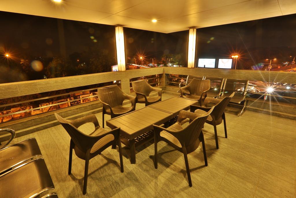 Hotel Kabir Ахмедабад Екстериор снимка