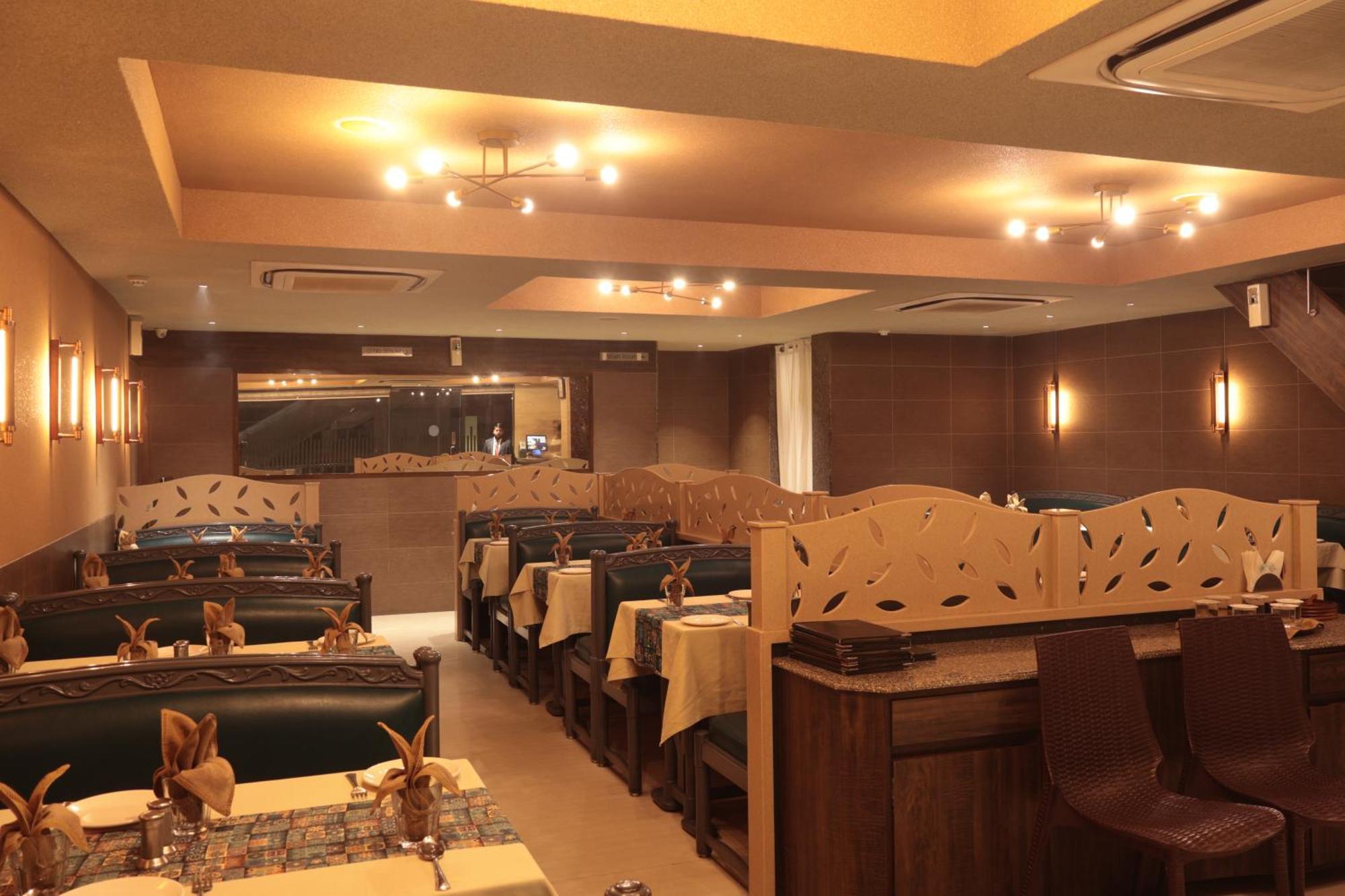 Hotel Kabir Ахмедабад Екстериор снимка