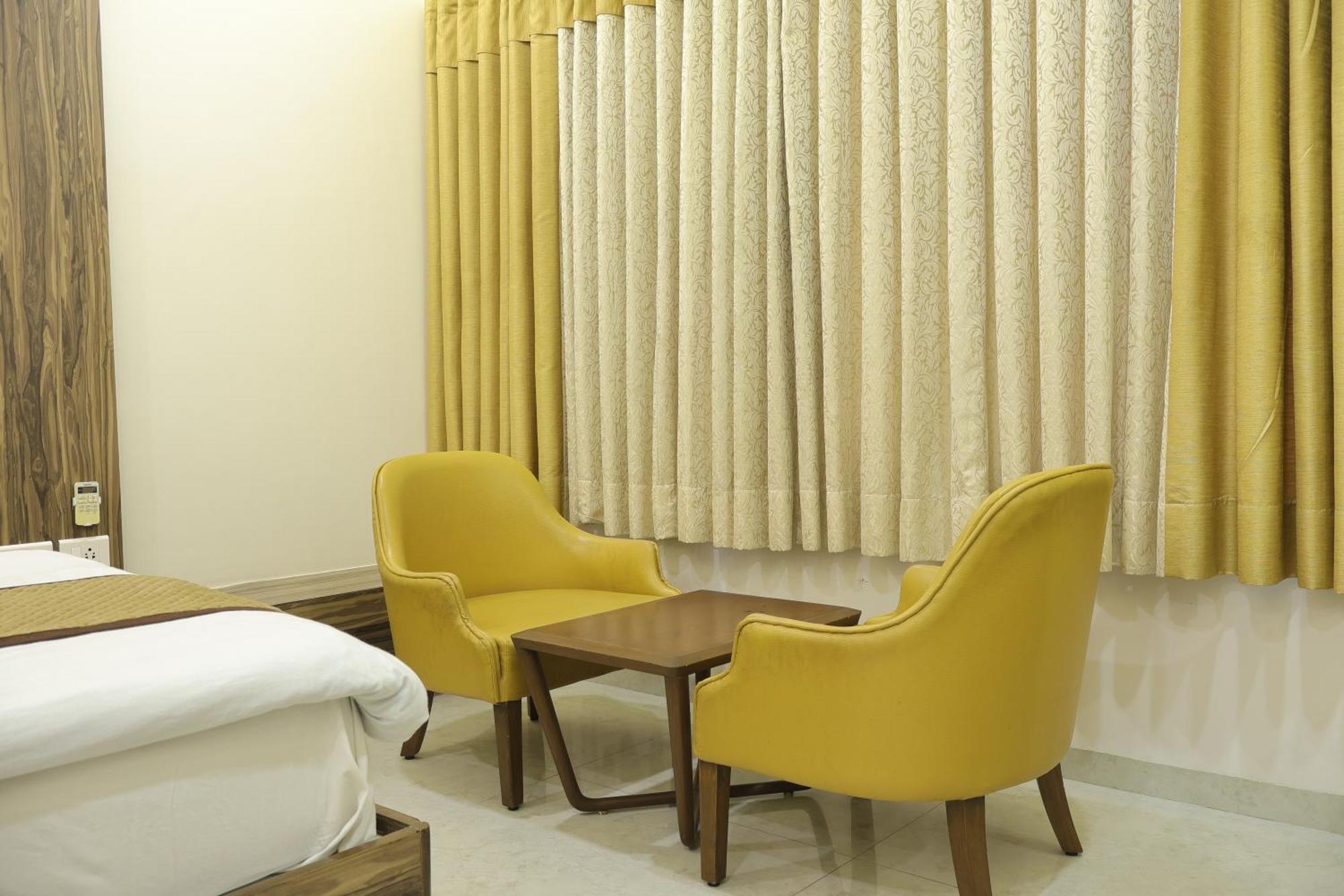 Hotel Kabir Ахмедабад Екстериор снимка