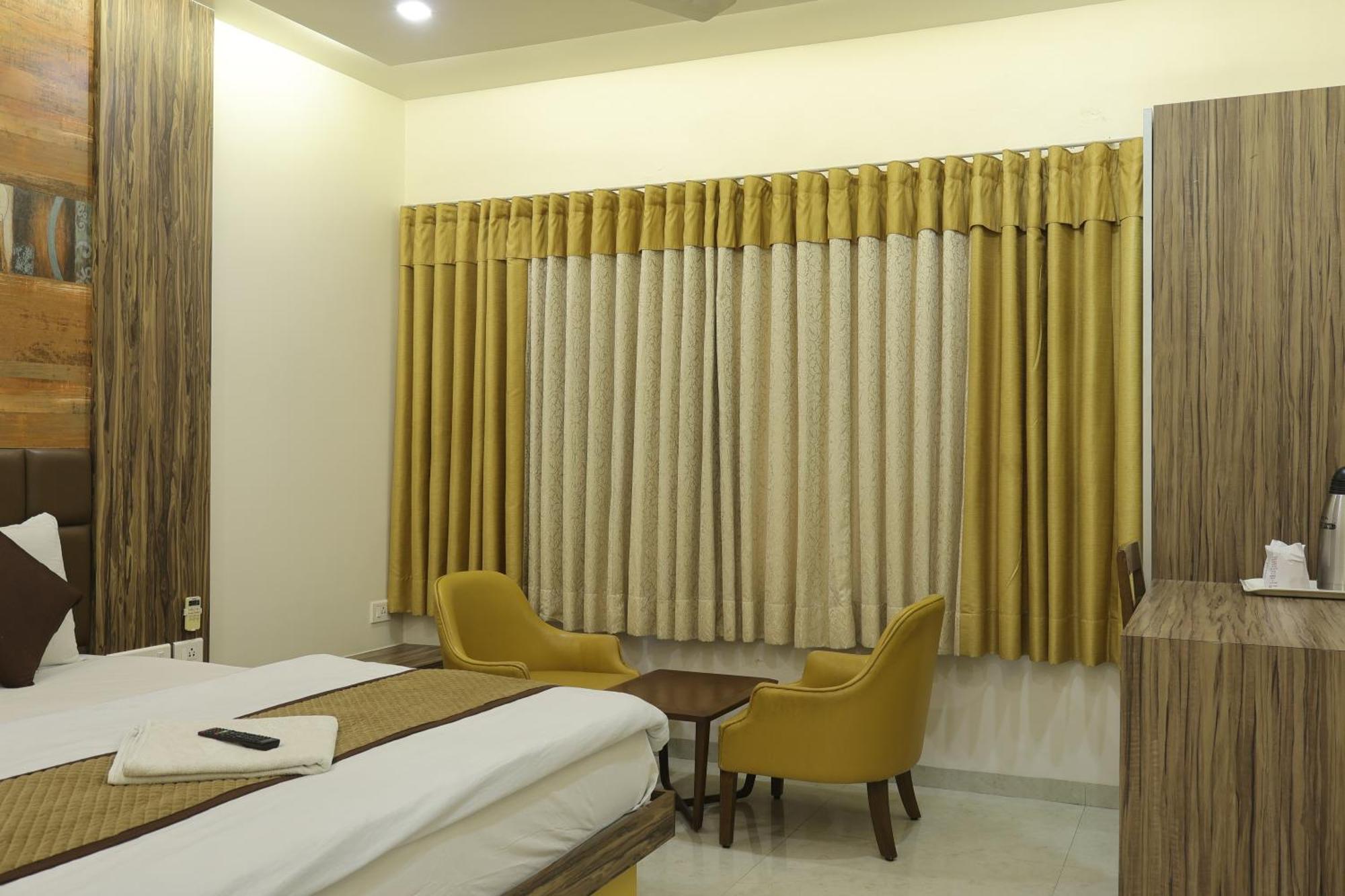 Hotel Kabir Ахмедабад Екстериор снимка