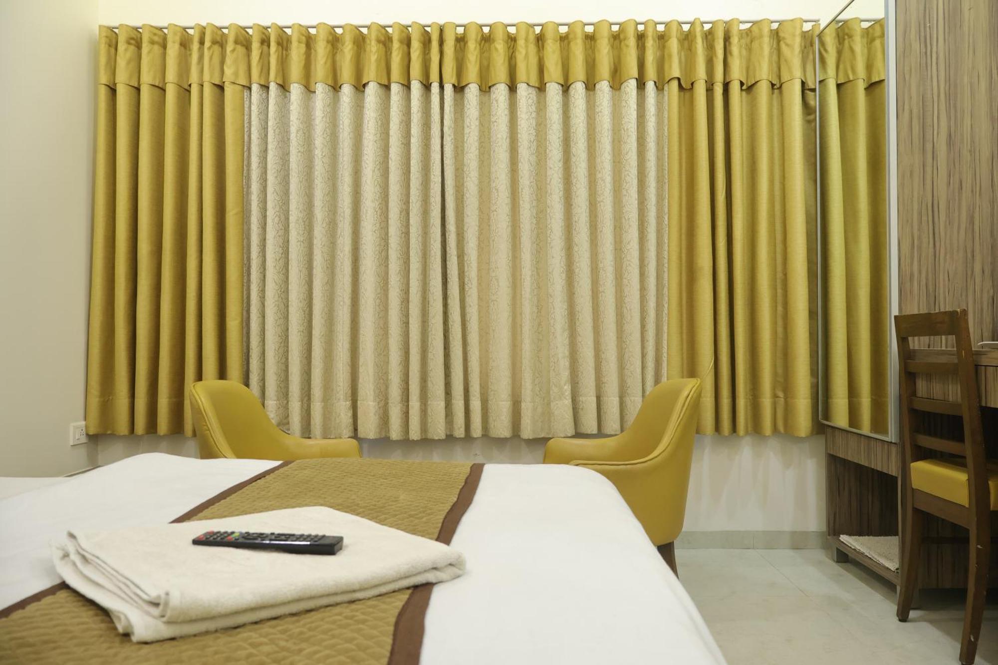 Hotel Kabir Ахмедабад Екстериор снимка
