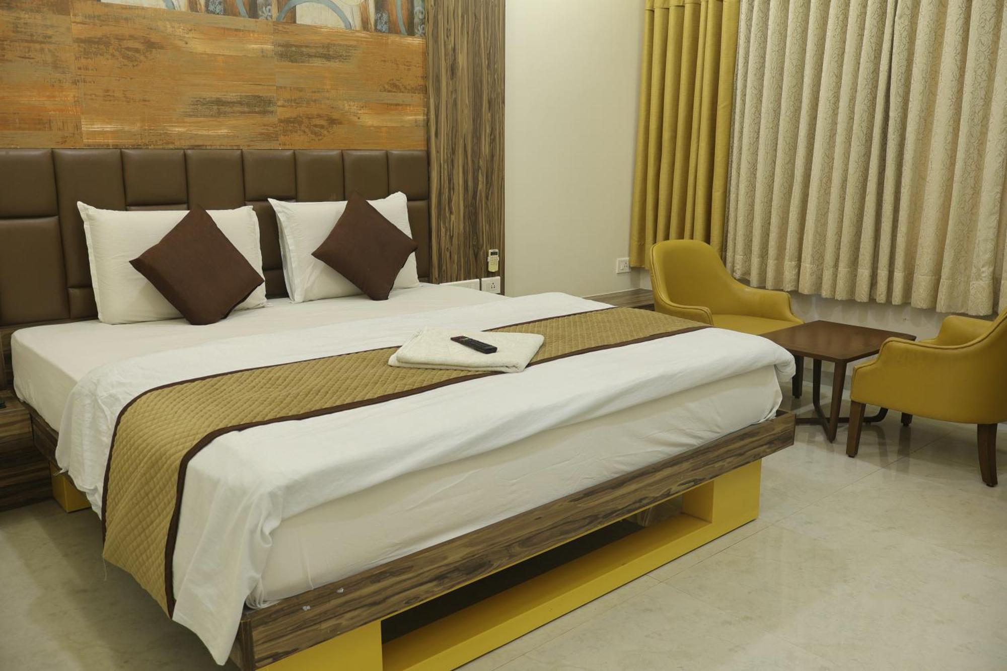 Hotel Kabir Ахмедабад Екстериор снимка