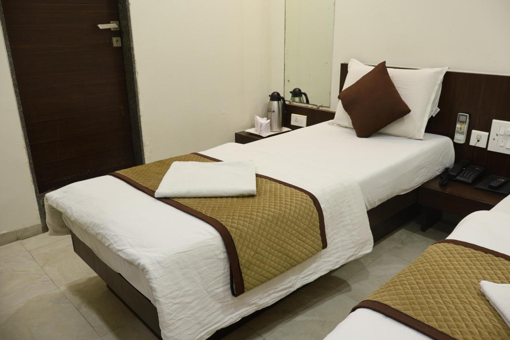 Hotel Kabir Ахмедабад Екстериор снимка