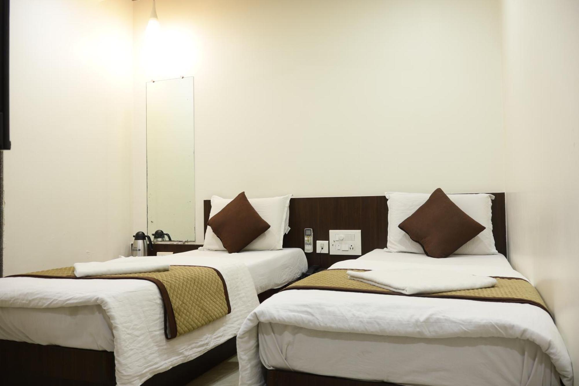 Hotel Kabir Ахмедабад Екстериор снимка