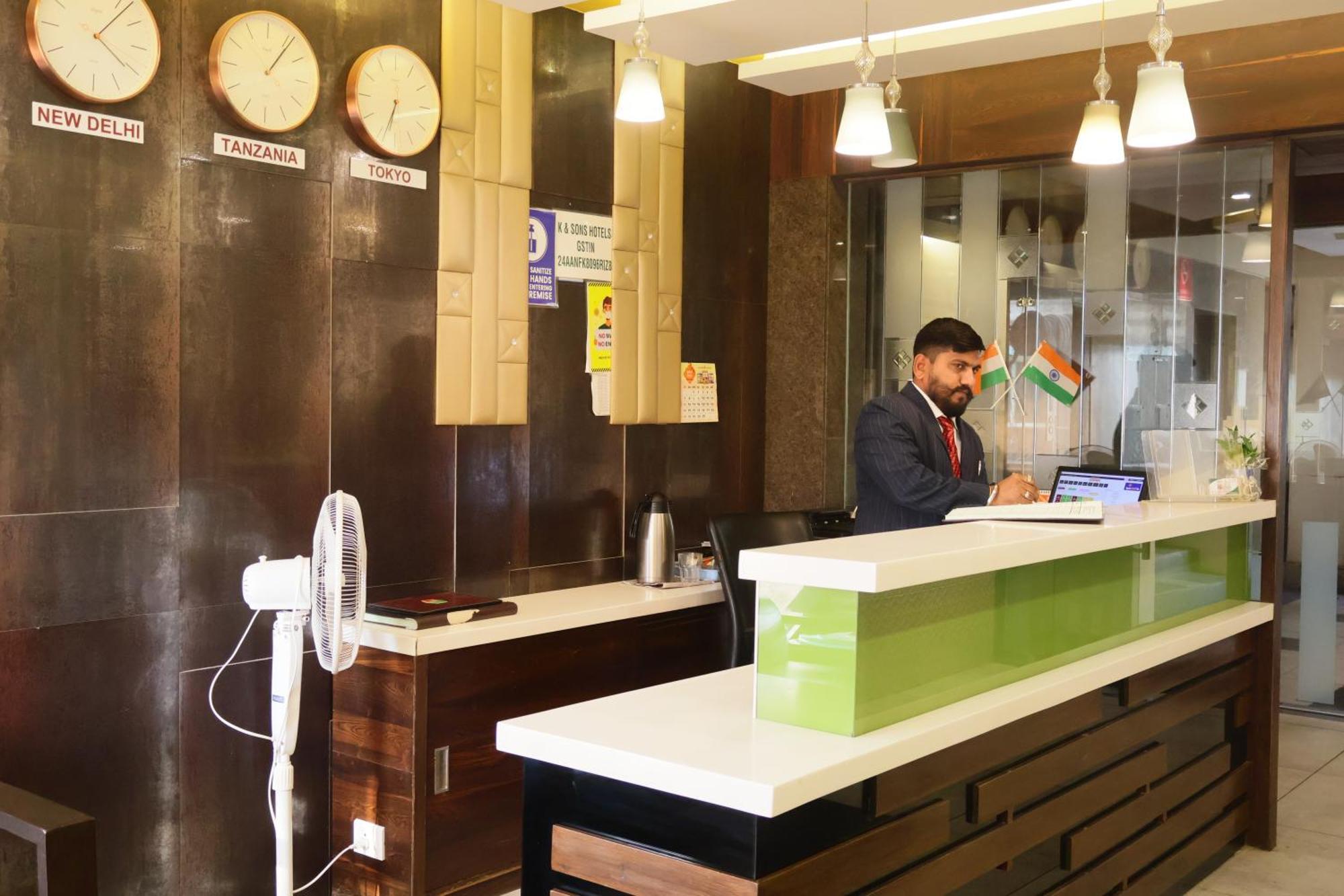 Hotel Kabir Ахмедабад Екстериор снимка