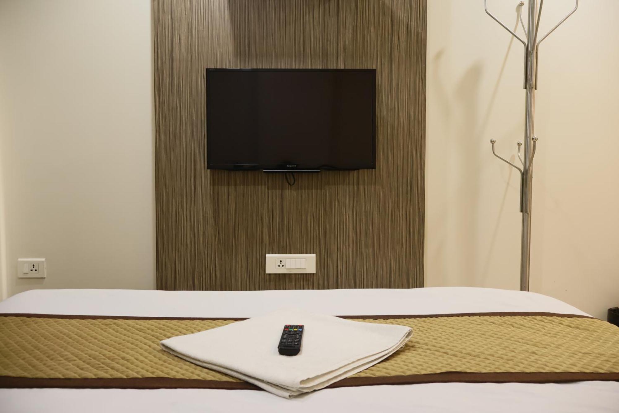Hotel Kabir Ахмедабад Екстериор снимка
