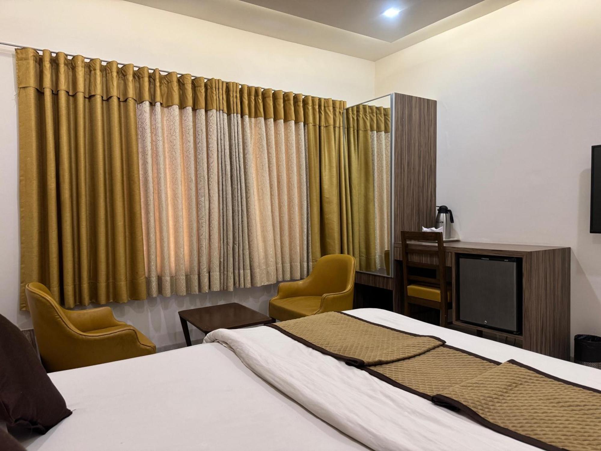 Hotel Kabir Ахмедабад Екстериор снимка
