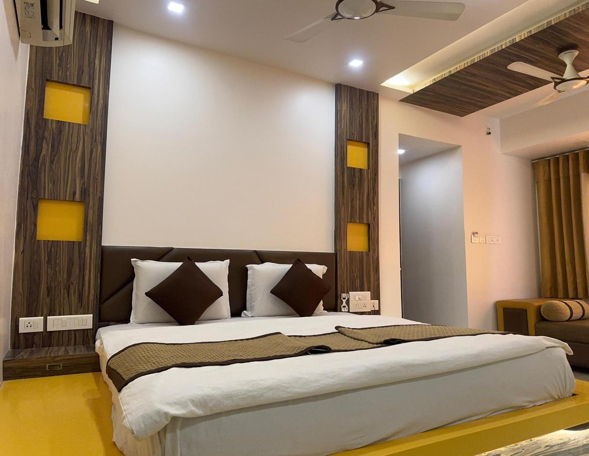 Hotel Kabir Ахмедабад Екстериор снимка