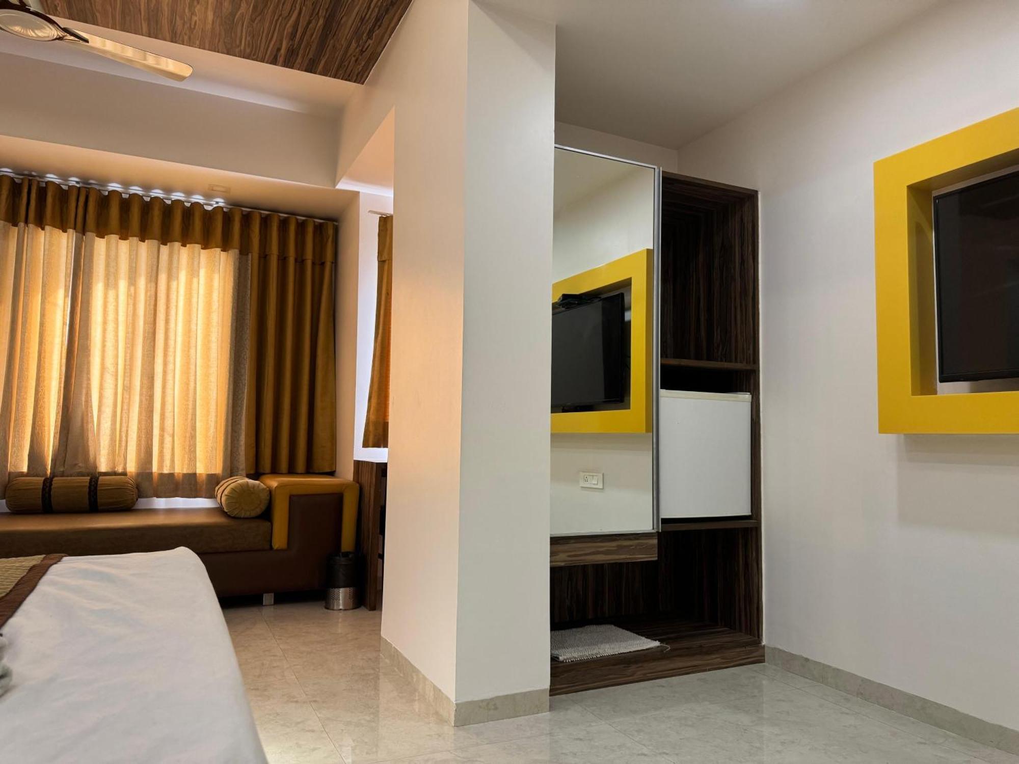 Hotel Kabir Ахмедабад Екстериор снимка