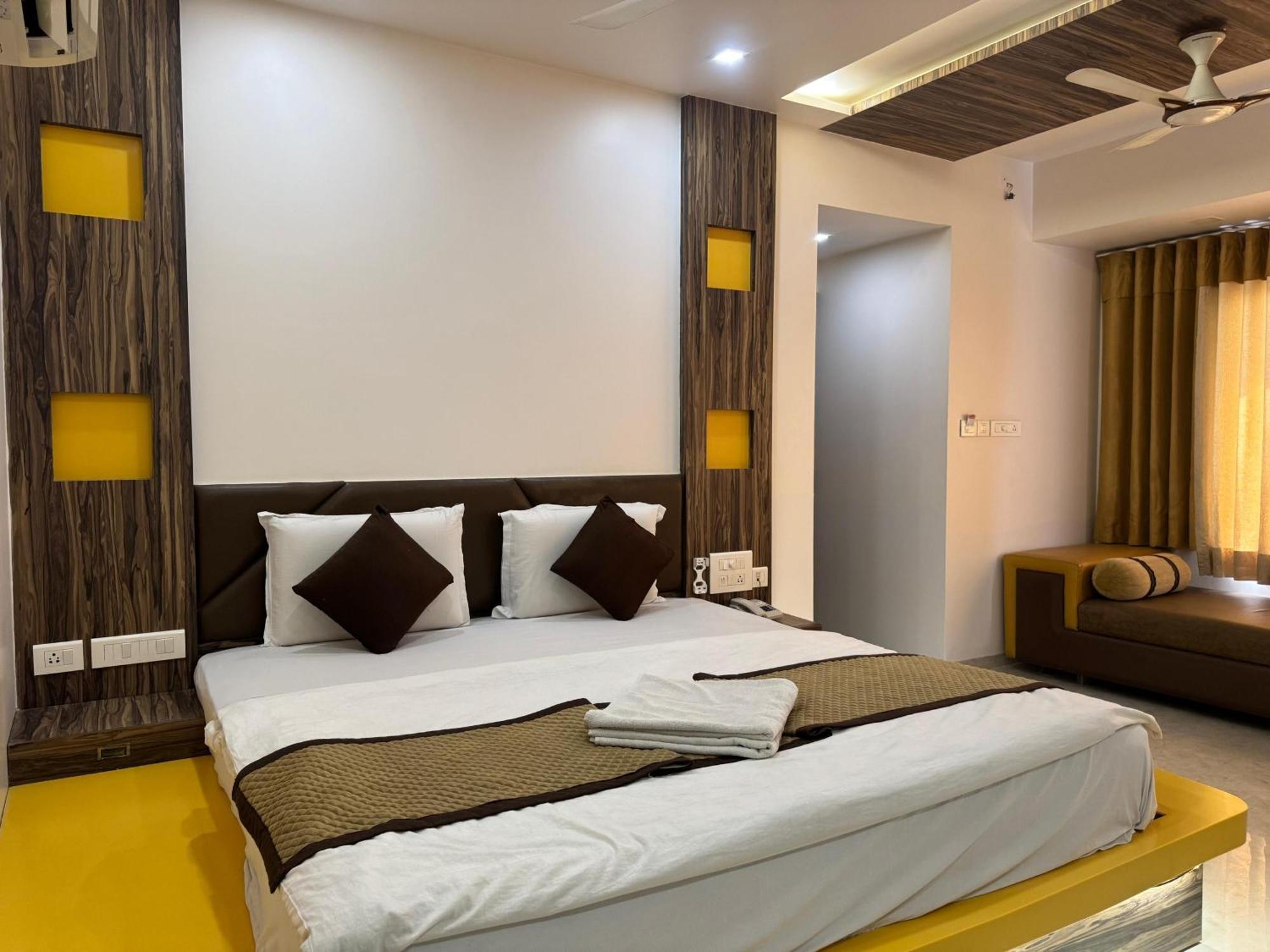 Hotel Kabir Ахмедабад Екстериор снимка