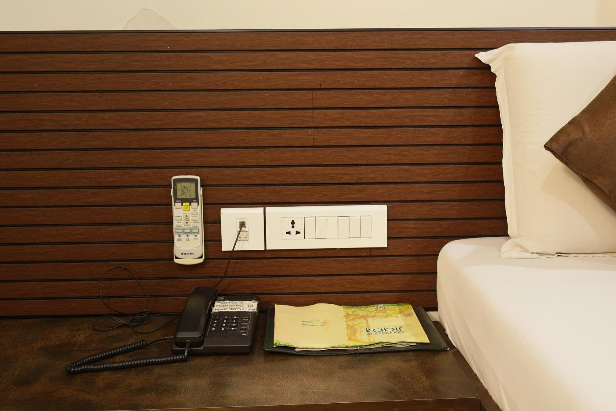 Hotel Kabir Ахмедабад Екстериор снимка