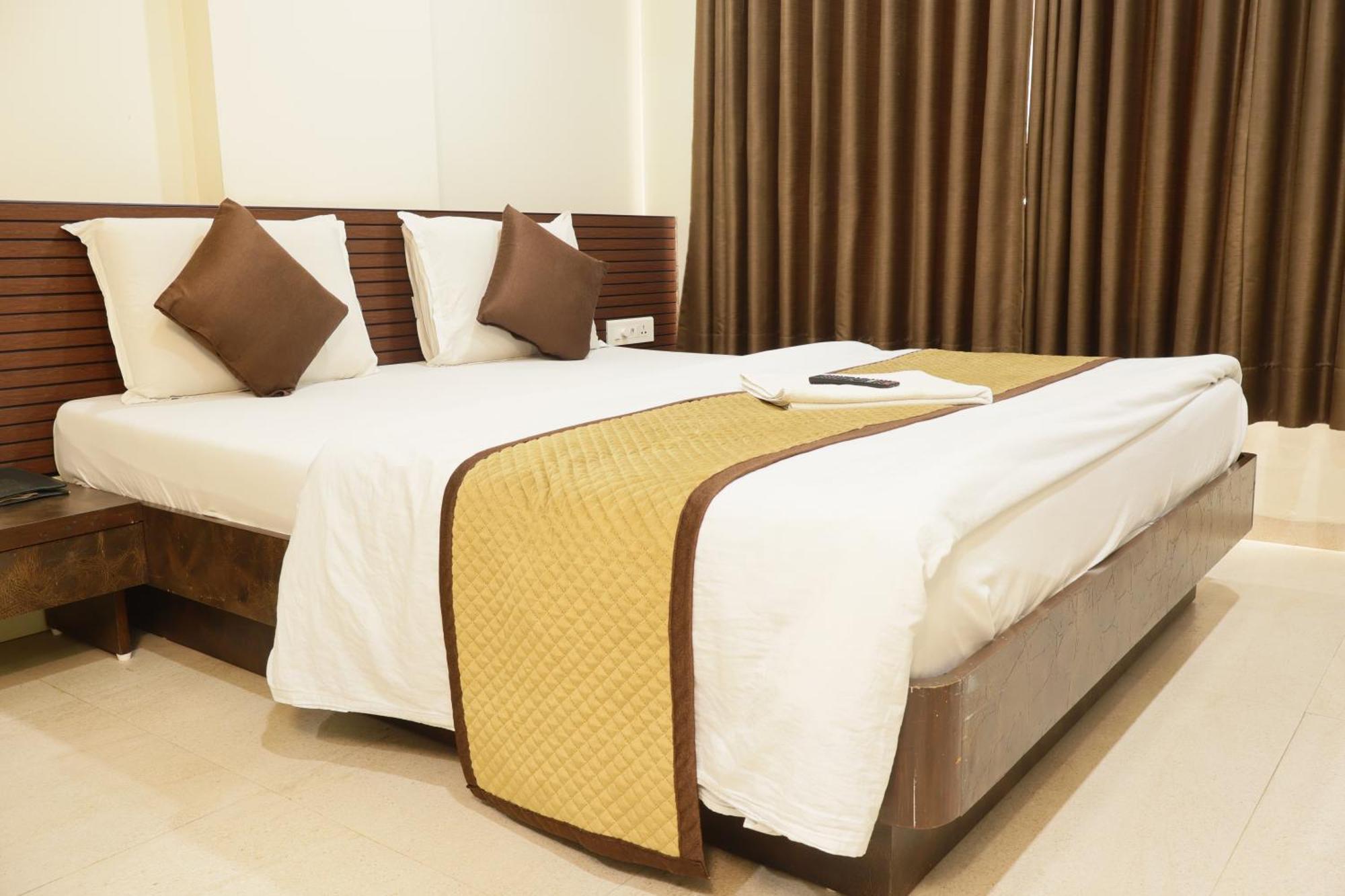 Hotel Kabir Ахмедабад Екстериор снимка