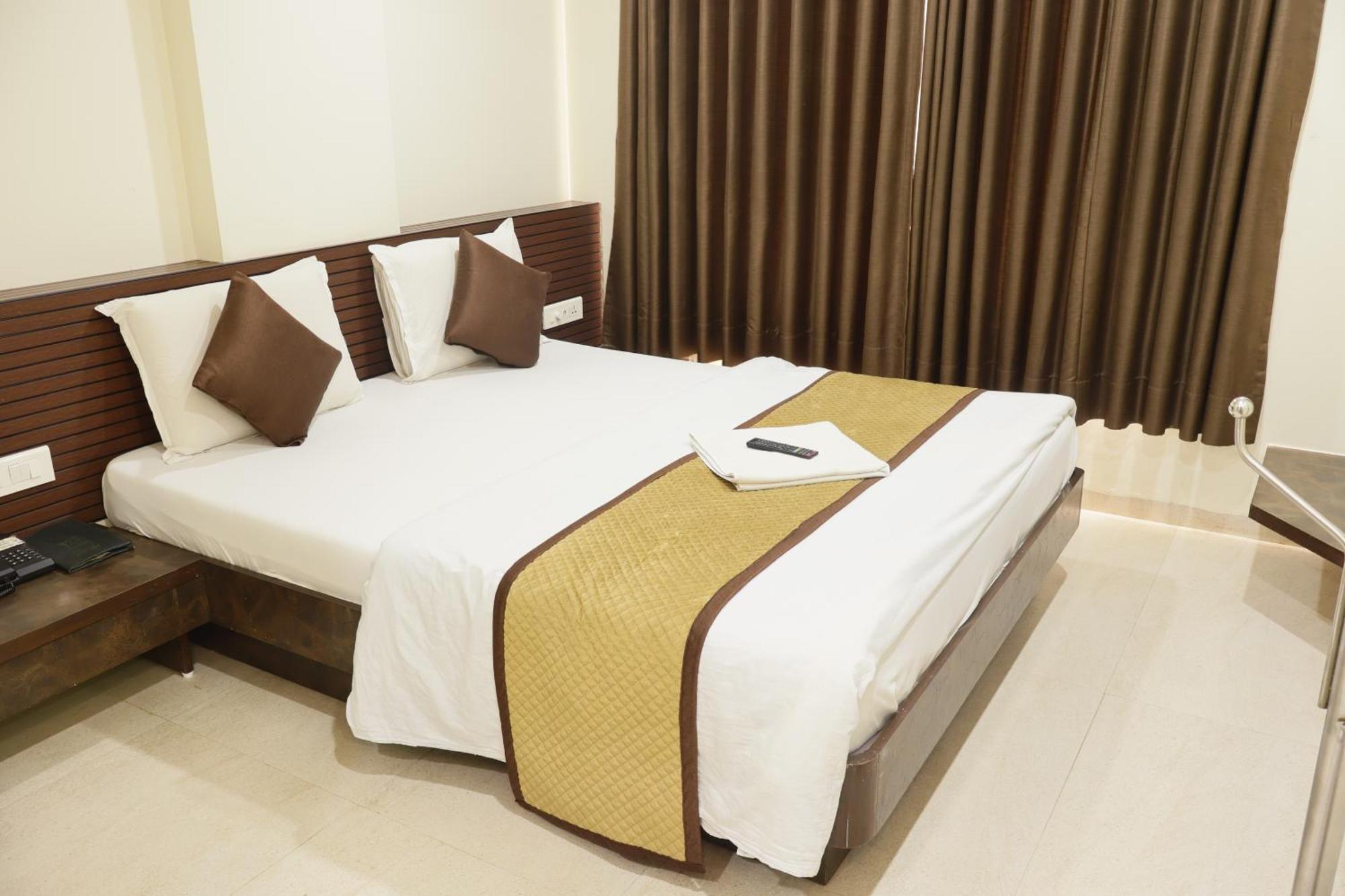 Hotel Kabir Ахмедабад Екстериор снимка