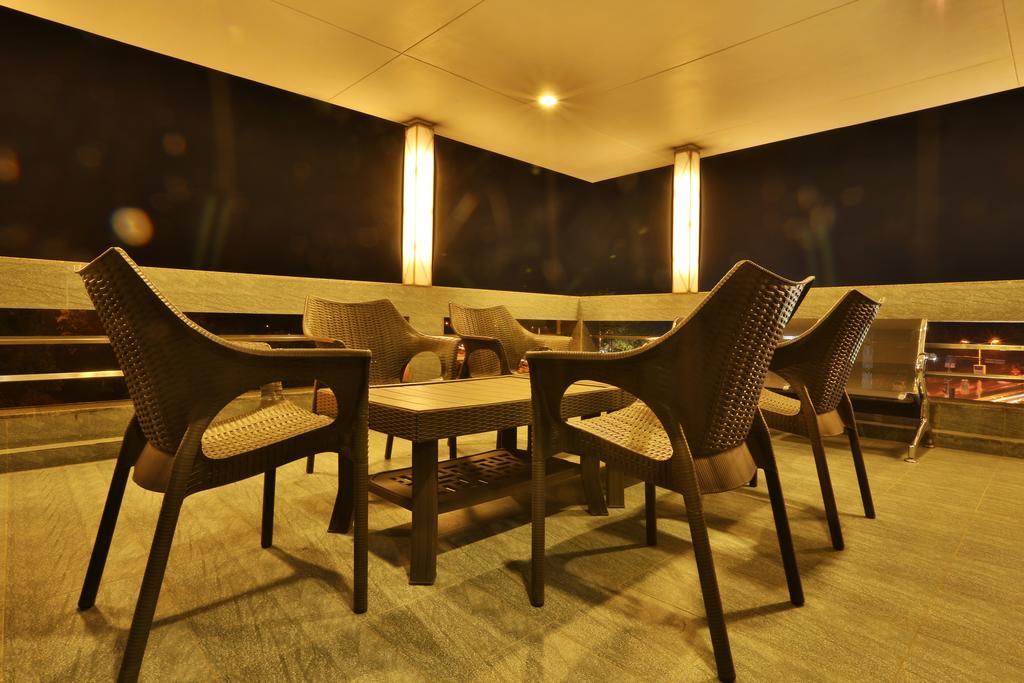 Hotel Kabir Ахмедабад Екстериор снимка