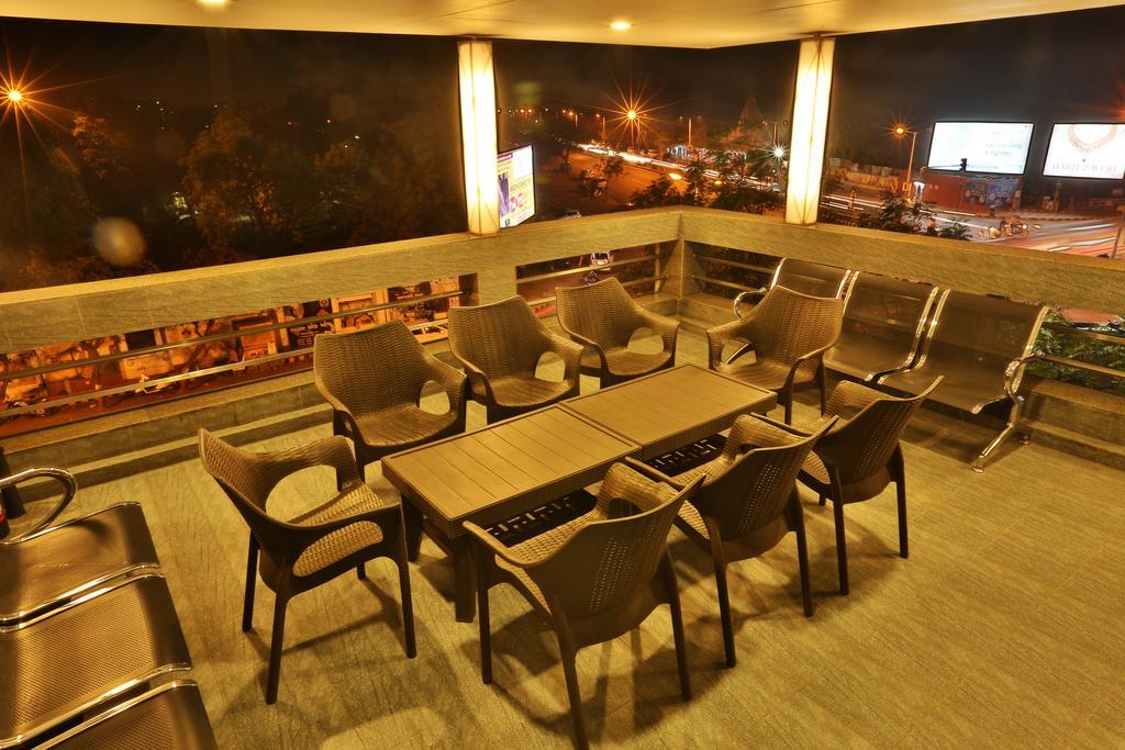 Hotel Kabir Ахмедабад Екстериор снимка